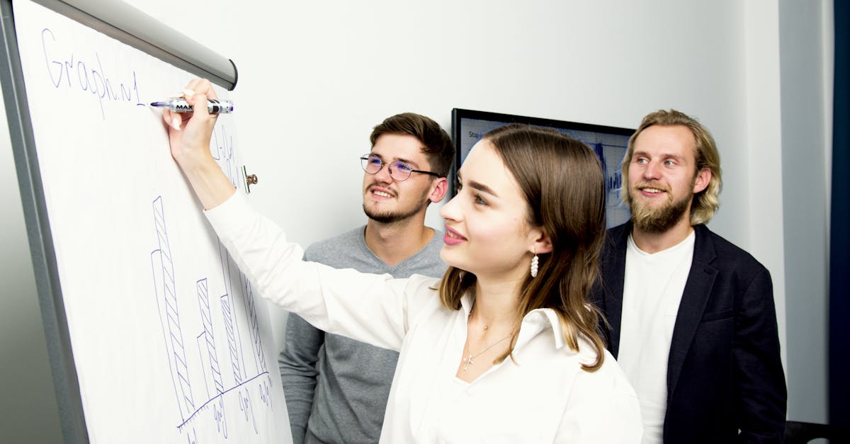 如何使用短信来提高员工的工作效率？